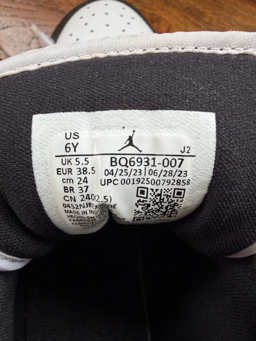 Nike Youth Sneakers White Black Gold Swoosh - Picture 2 of 4